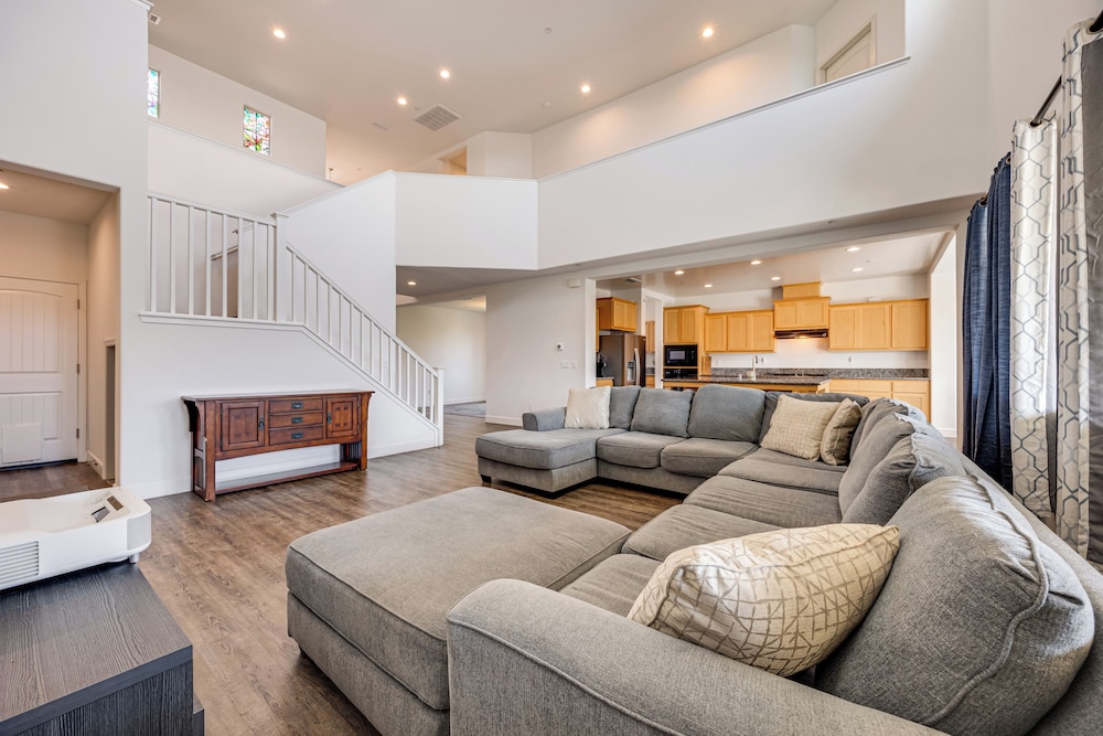 1 Mi to Golf! Spacious & Modern Home in Dinuba