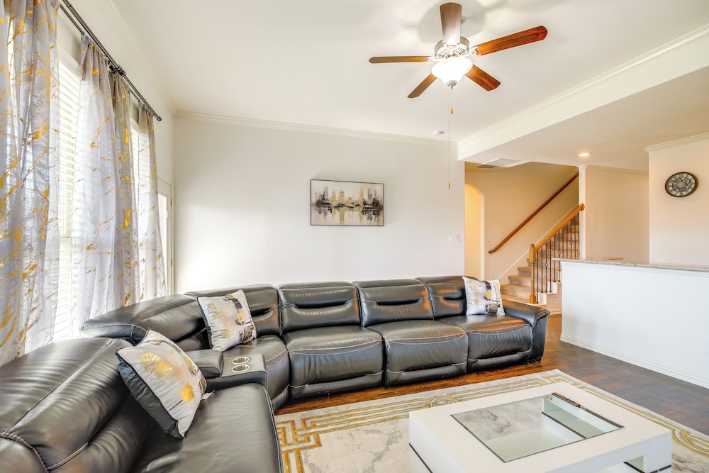 22 Mi to Dtwn Houston: Spacious Baytown Home!