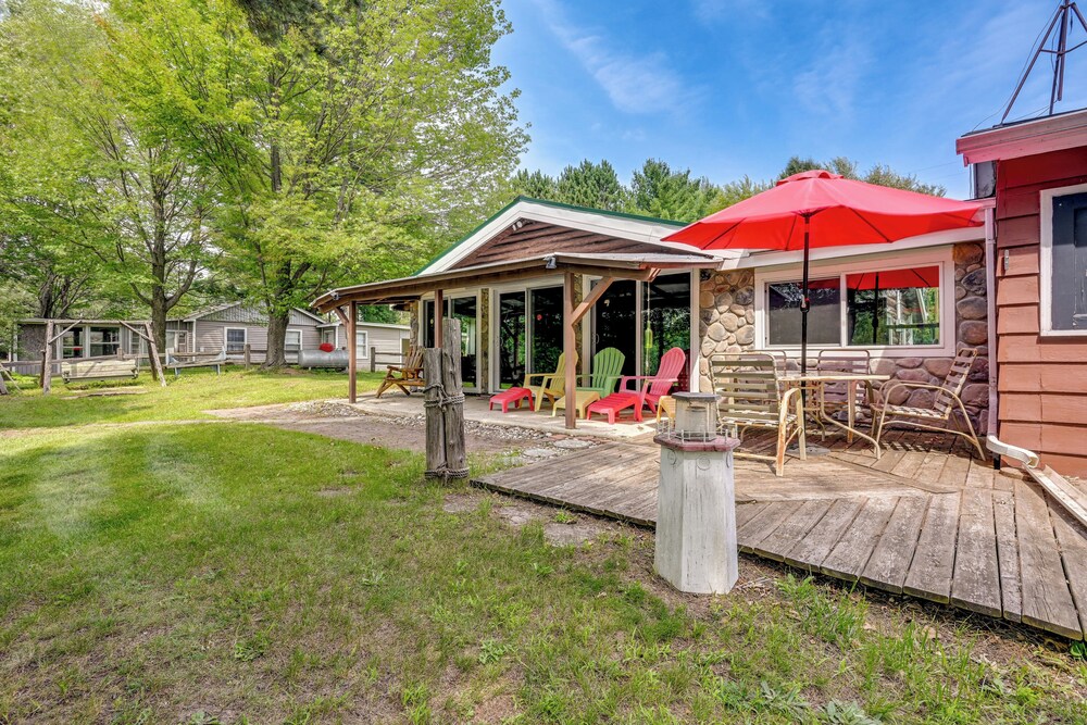 Gladwin Lakefront Cottage w/ Deck, Grill! view 3