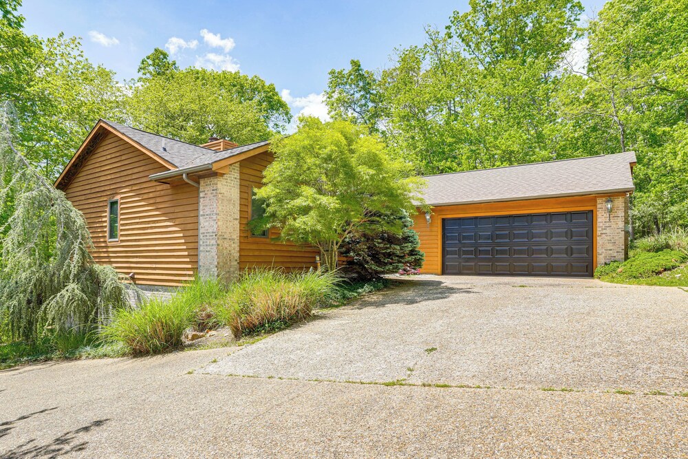 4 Mi to Massanutten Resort: Family Home w/ Views!