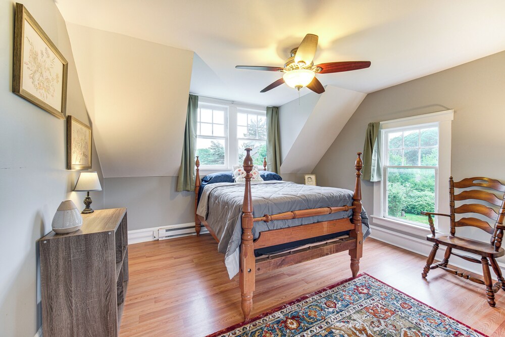 2 Mi to Chardon Square: Spacious Farmhouse