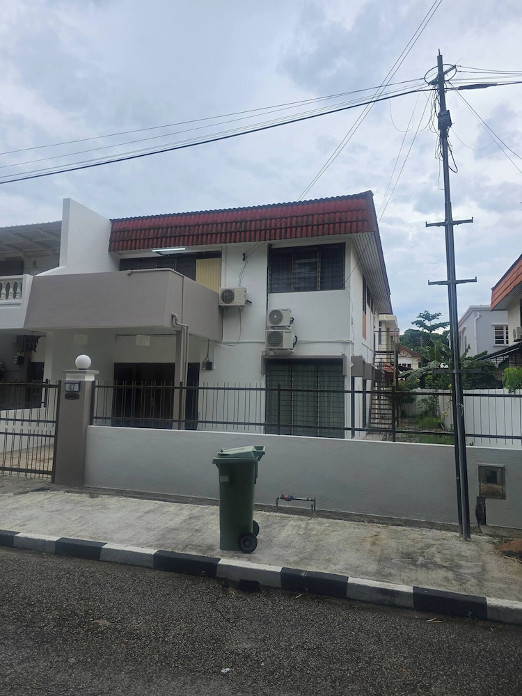 Bayan Lepas Getaway - Nature Views & BBQ Haven