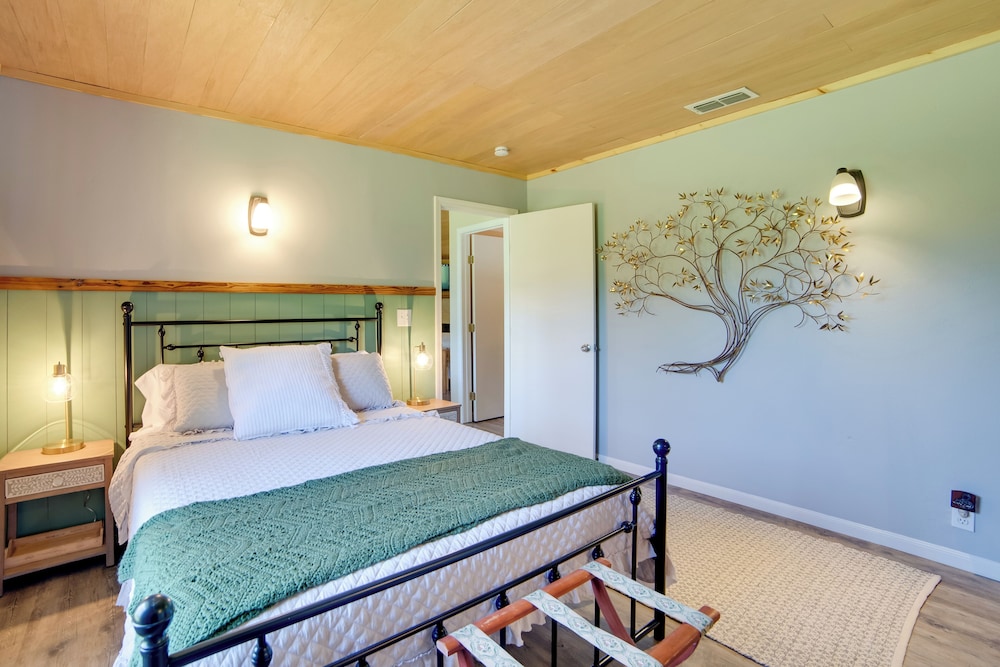 Secluded Getaway on ~10 Acres in The Piney Woods!