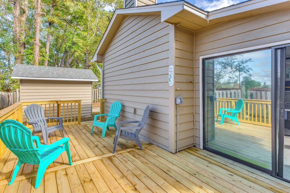 3 Mi to Ocean: Home w/ Deck in Little River!
