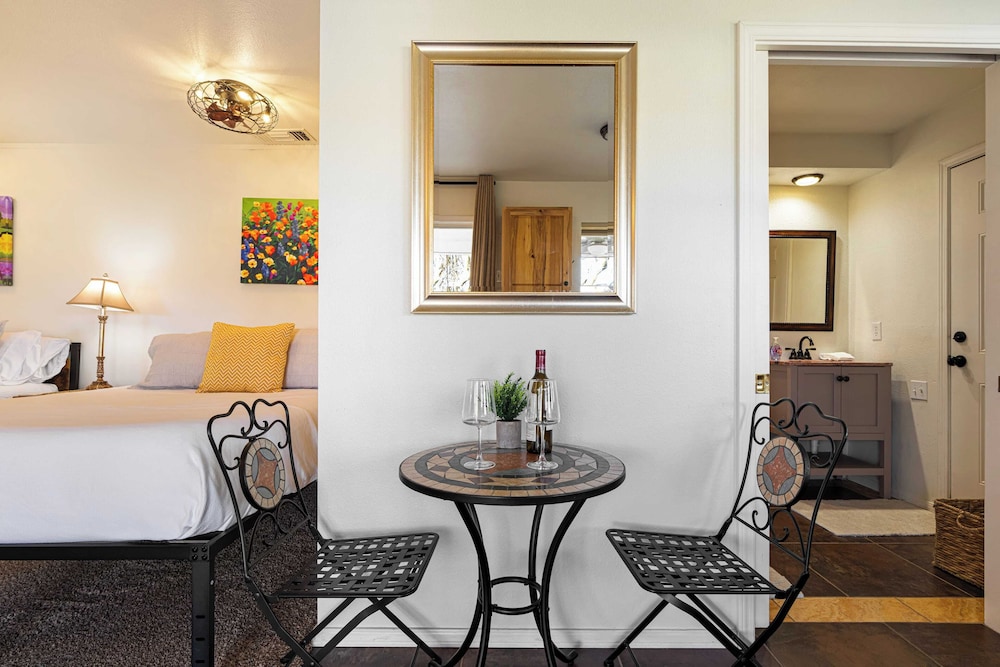 Victorian Manor In Paso Robles Wine Country + Pool, Hot Tub, Firepit, Tennis Court Sleeps 28