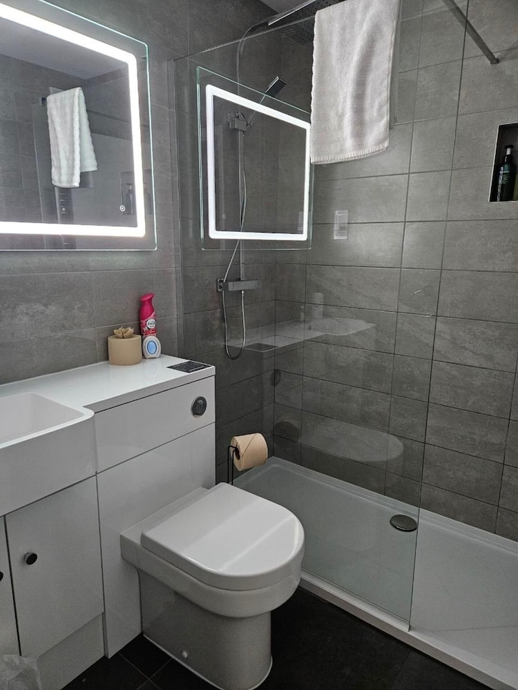 New Panoramic Riverview Apartment With Ev Plug