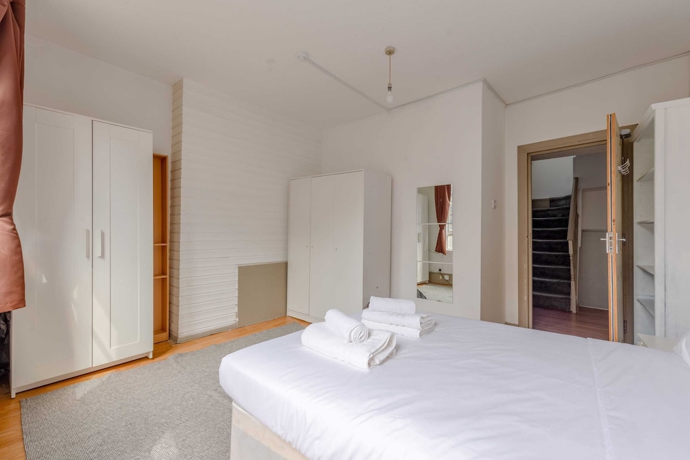 2BD Flat With Private Balcony - Shoreditch