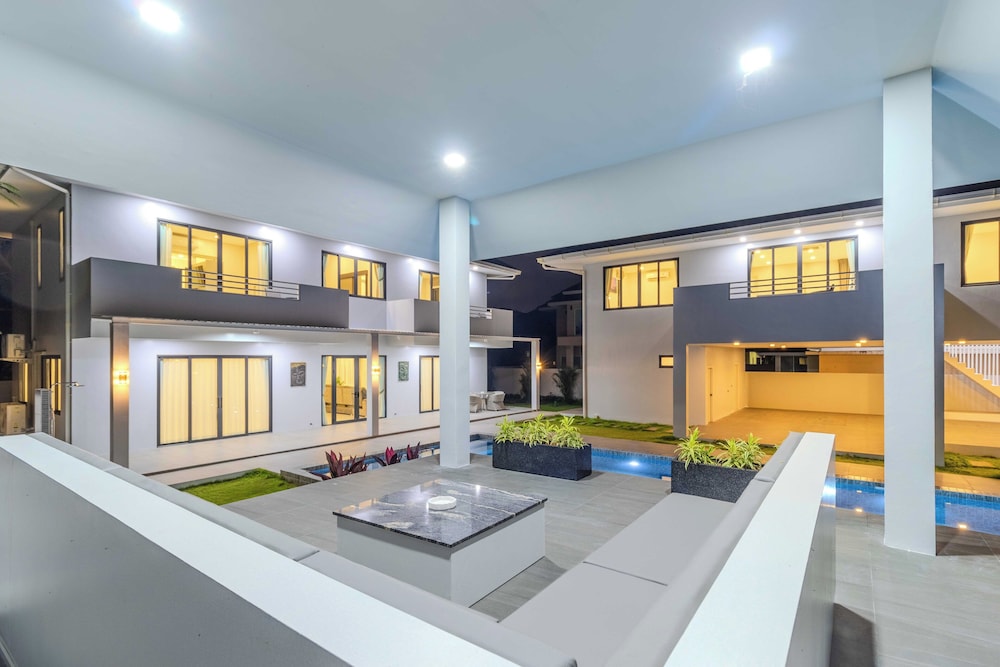 2 Villas 2 Kitchens Huge Pool V258