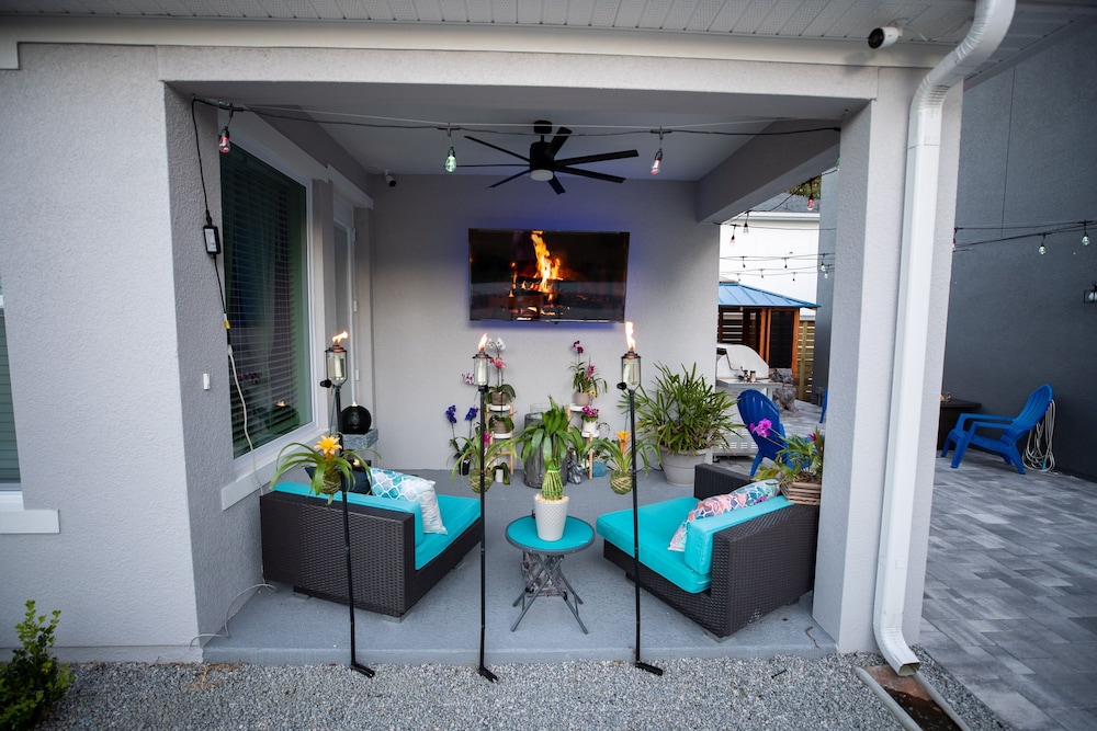Brand New Modern Pet Friendly Zen Home W/ Private Home Theater & Hot Tub! 2 Bedroom Home by RedAwning
