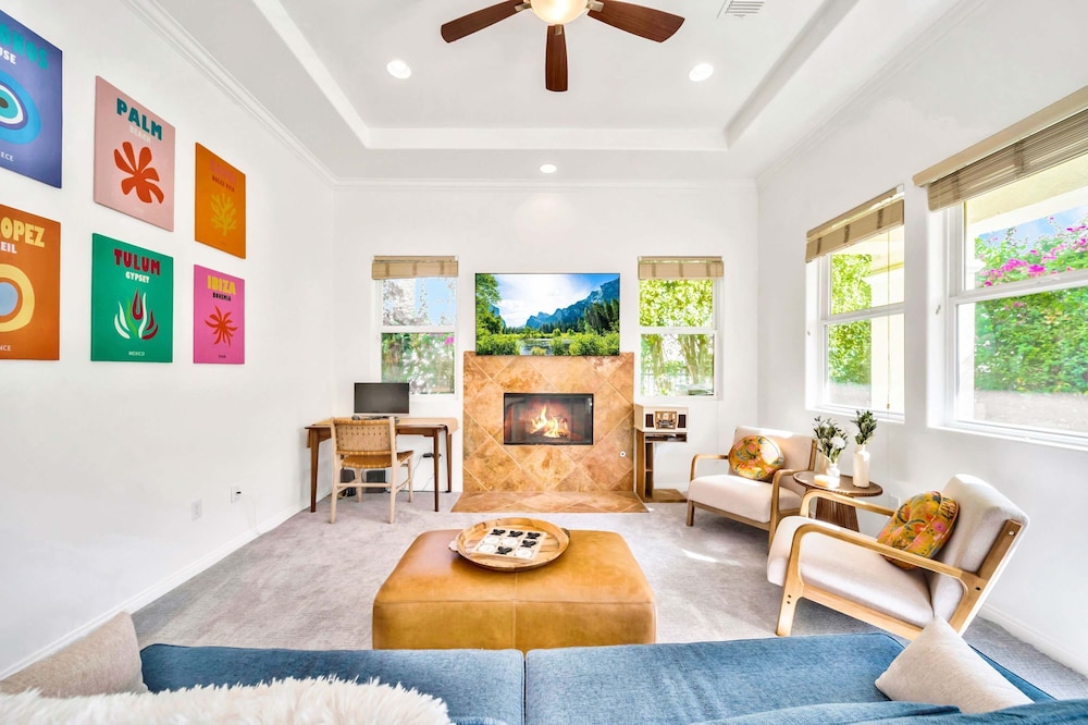 Casa de Arte 2BR Wtih Fireplace Near Golf Tennis