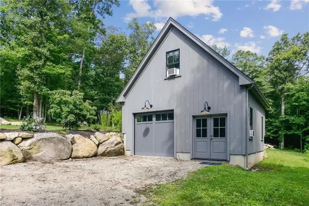 Modern 3b3b Country House and Barn on Quiet Road