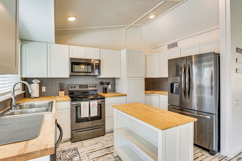 Welcoming Retreat w/ Pool & Patio in Peoria!