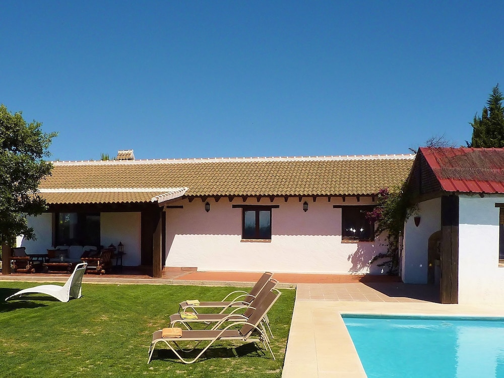 Leisure Meets Tranquility in Beautiful Villa Near Forest photo 2