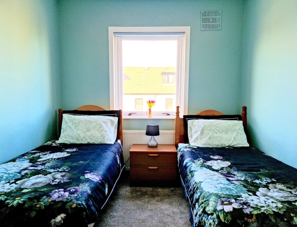 Bright 4 Bed Family Home by the Canal view 3