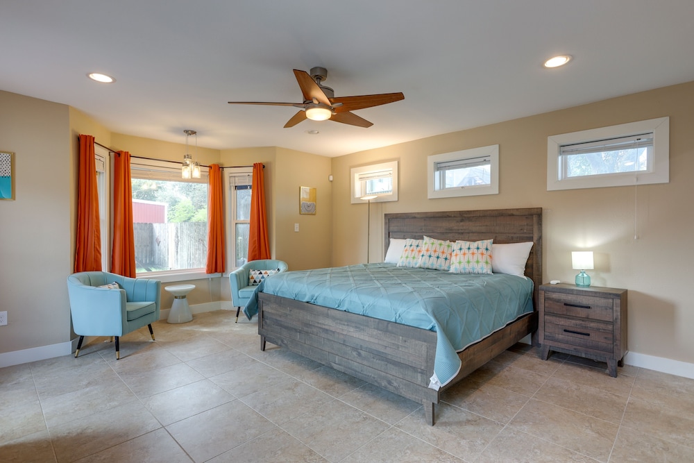 Near Beach & Attractions: Home in Galveston!