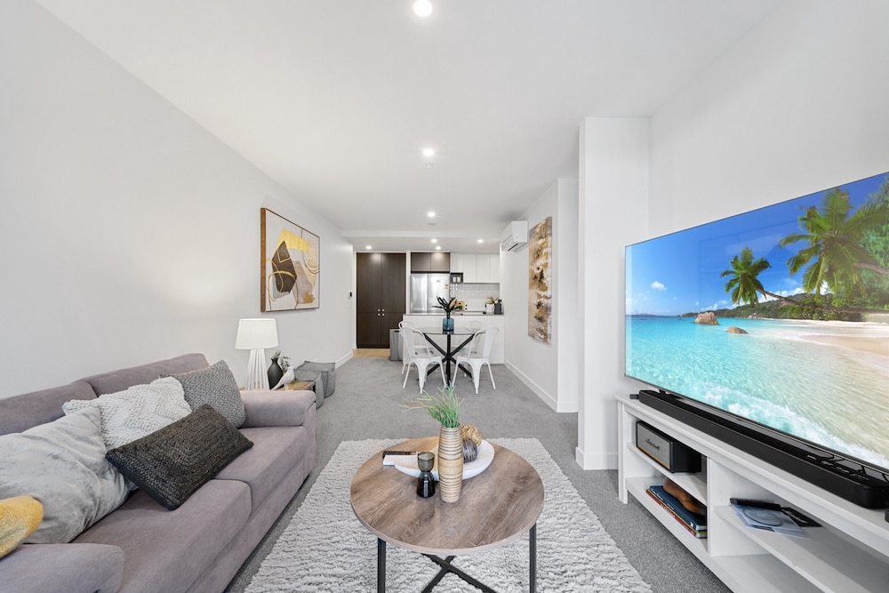 Phillip 2-bed: Chic Interiors, Amazing Amenities