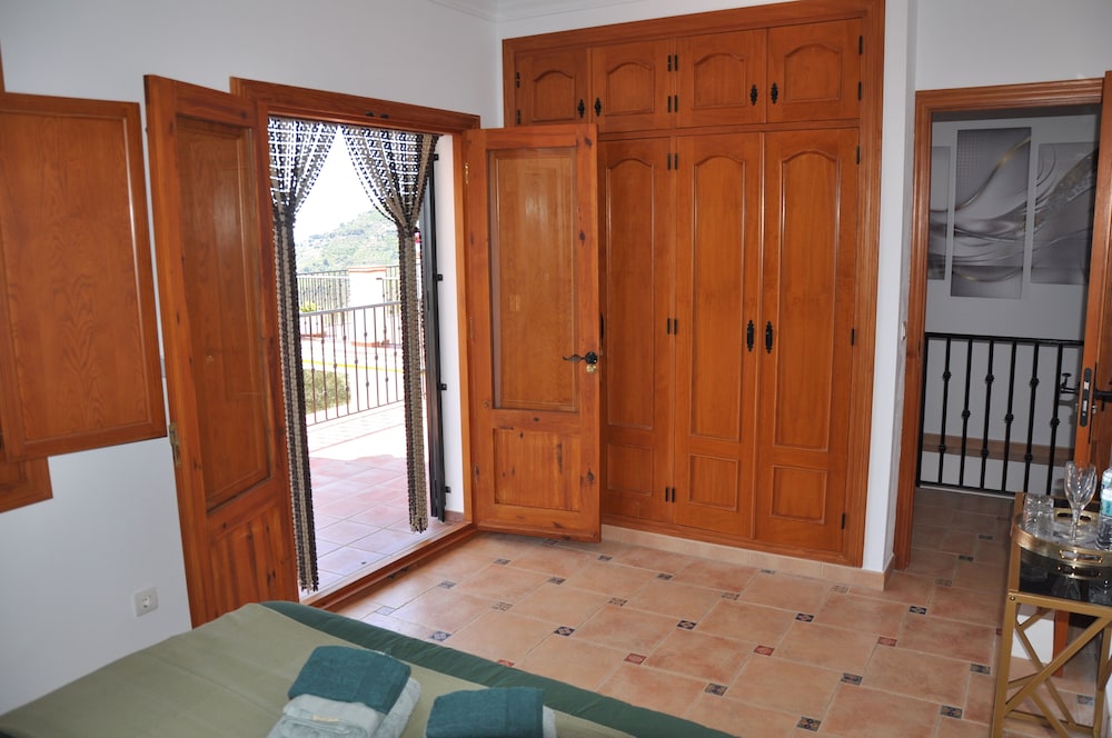 Villa El Dorado B&B and Wellness