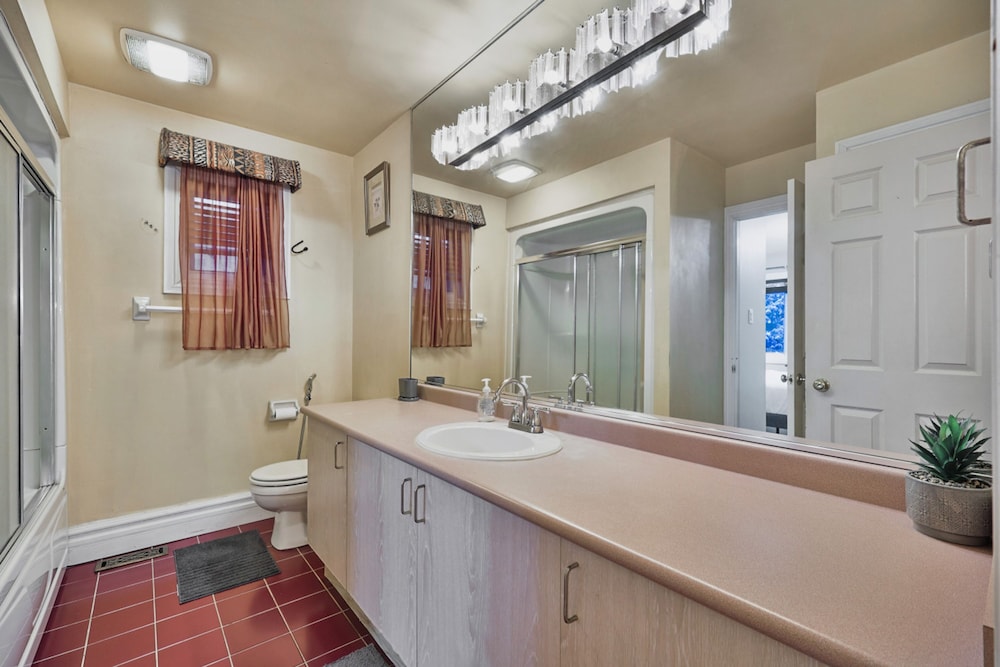 Mississauga Retreat Your Spacious 5-bedroom Home
