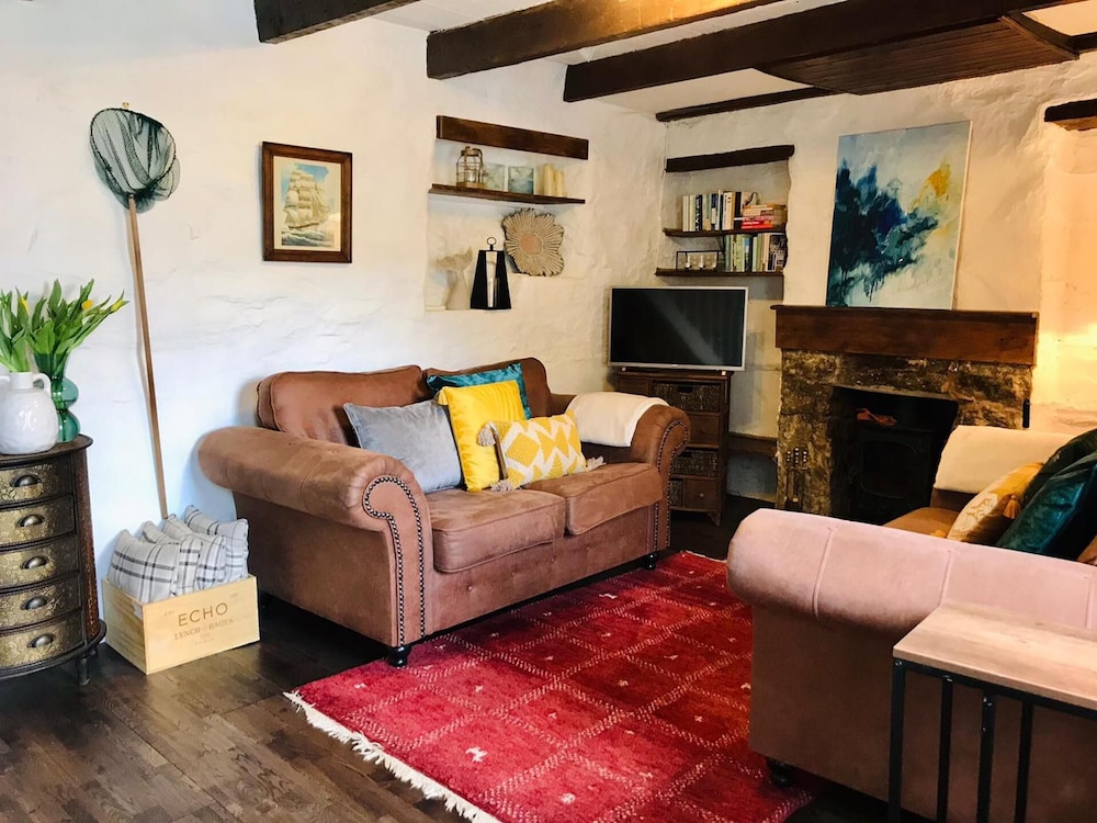 Cottage - Sleeps 4 - Fireplace - Internet