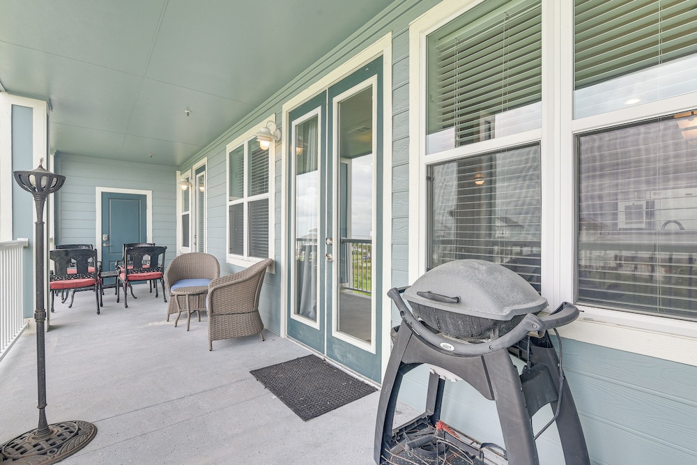 Walk to Beach: Condo w/ Bay View in Galveston