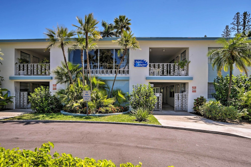 Upscale Naples Condo w/ Pool Access: Walk to Pier!