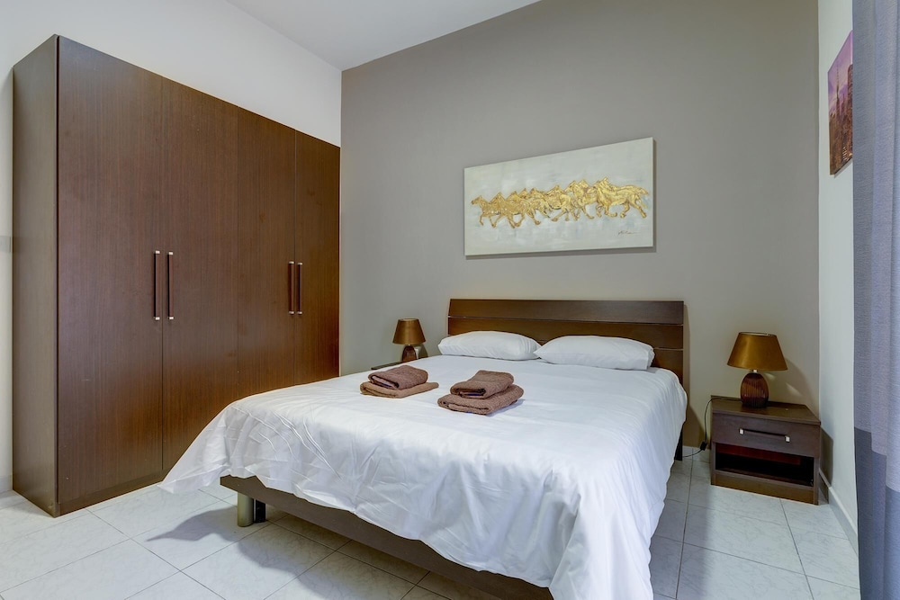 Cosy Apartment Steps From the Promenade view 5