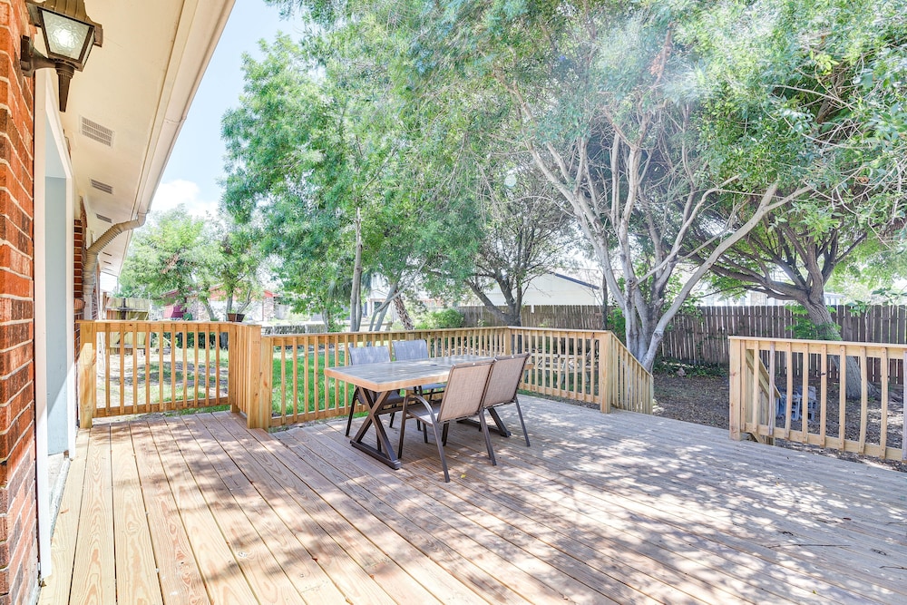 Walk to Beach: Galveston Getaway w/ Deck!