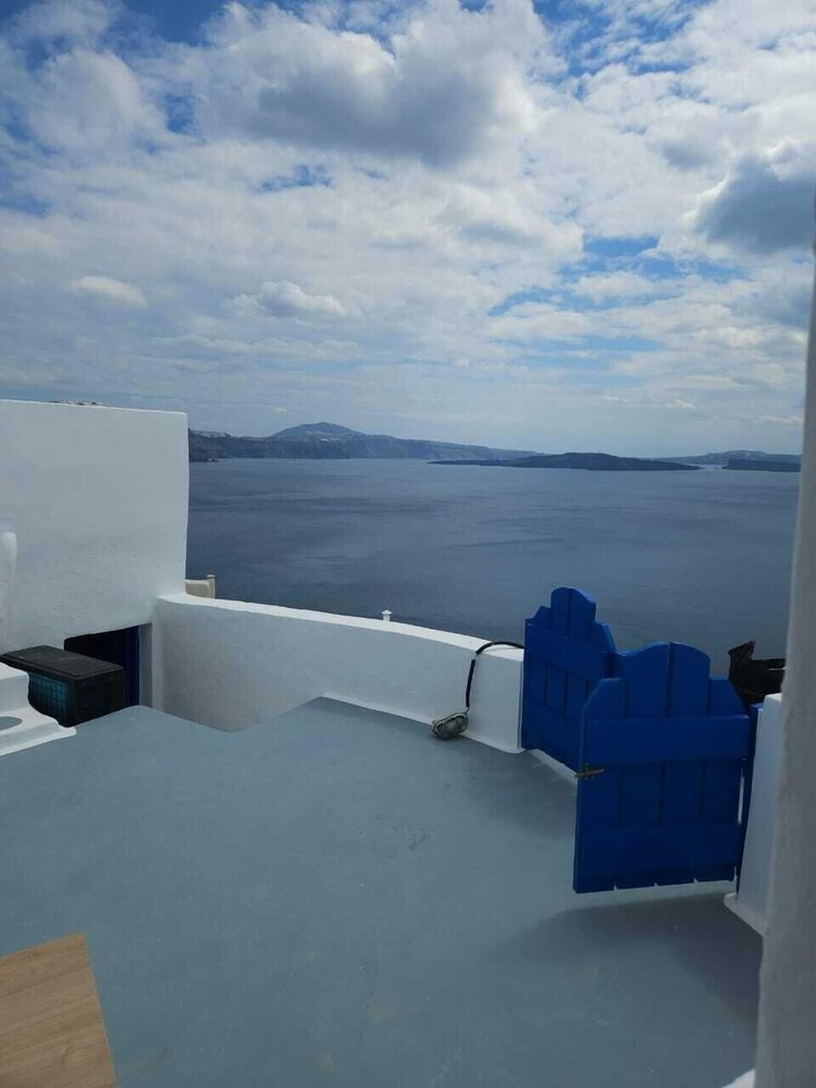 Phaos Oia Suites