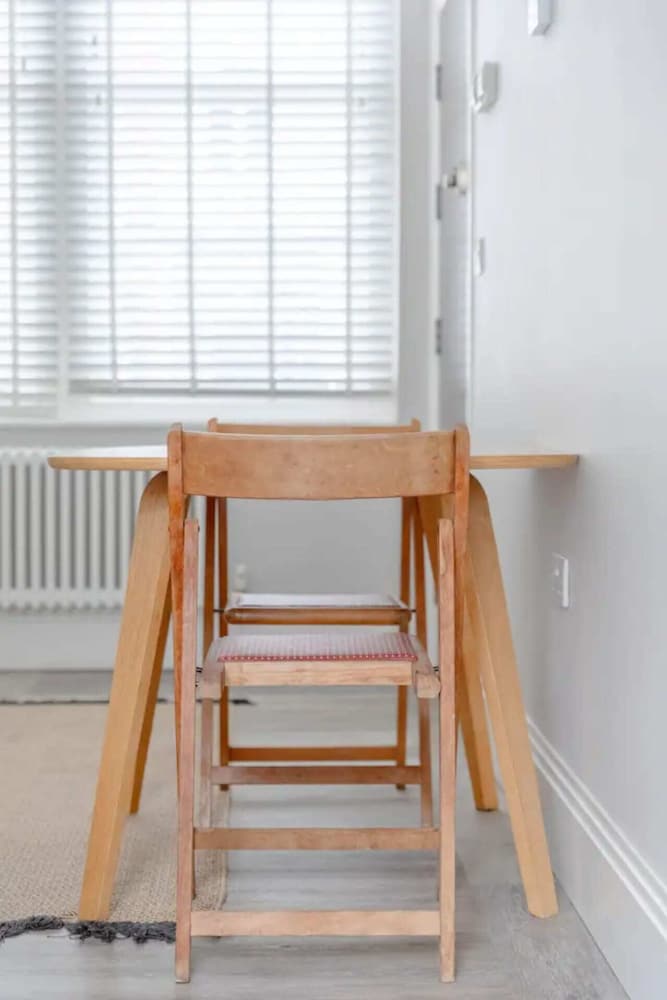 Chic 1BD Flat W/patio - 2 Mins From Baron's Court!