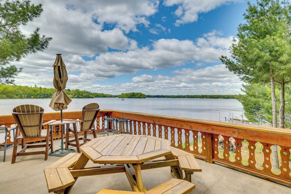Gorgeous Lake Arbutus Getaway w/ Dock & Boat House