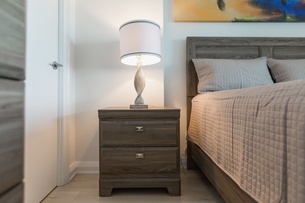 QuickStay - Chic in Yorkville (Yonge & Bloor) - Image 2