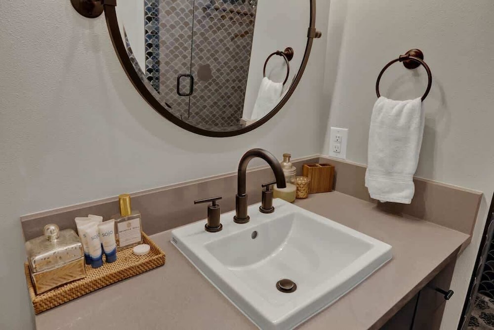 Pop 1: Hot-tub + Close to Main St