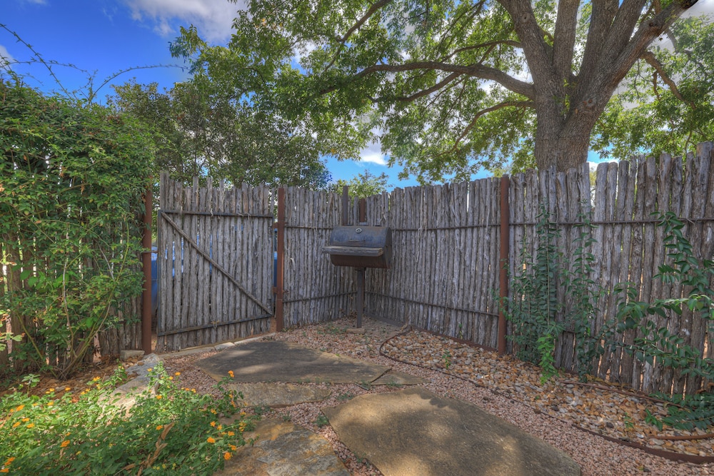 Nandina Cottage Hot-tub Four Minutes to Marktplatz!