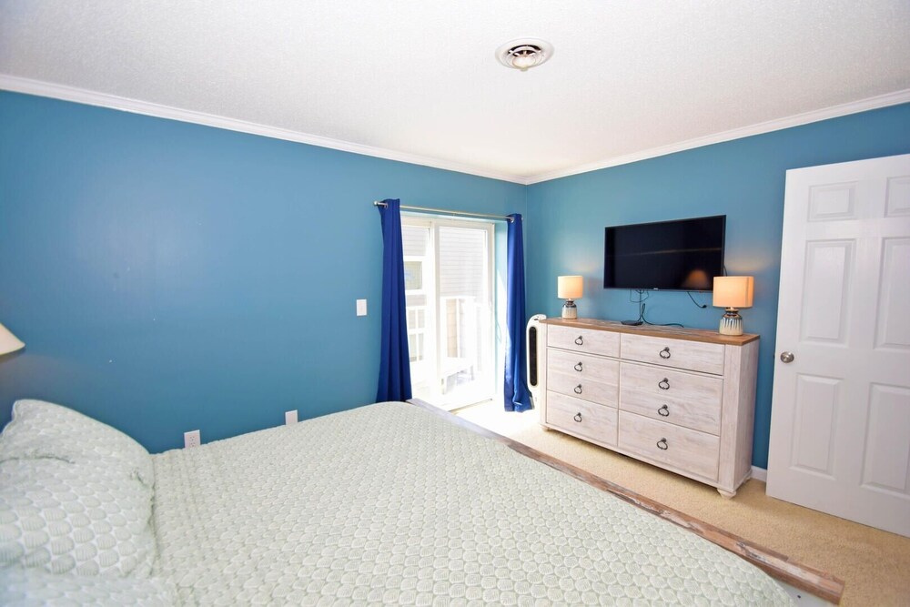 Harbour Island 401m 3 Bedroom Condo by RedAwning view 4