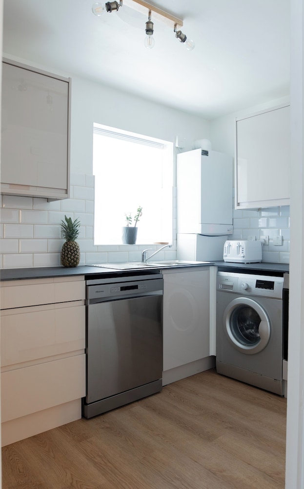 London Chic Apt, Great Location Free Parking