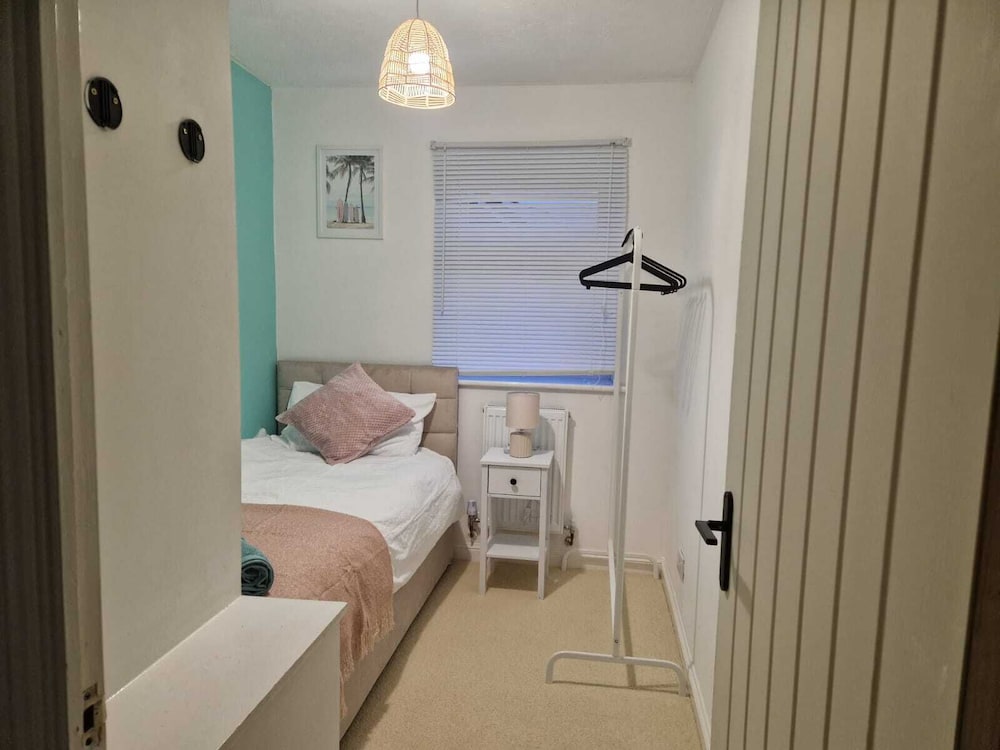 Stunning 3-bed Home Near City Centre, Chic Comfort view 2