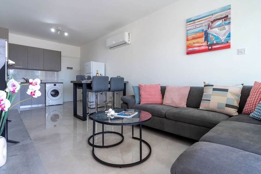 Andrea 3-BR Apt in Mackenzie With Pool