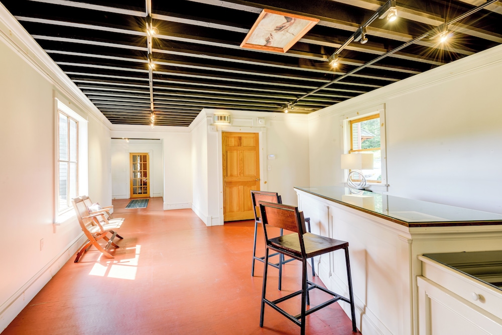 10 Mi to Mt Snow! Grand Estate Built to Entertain