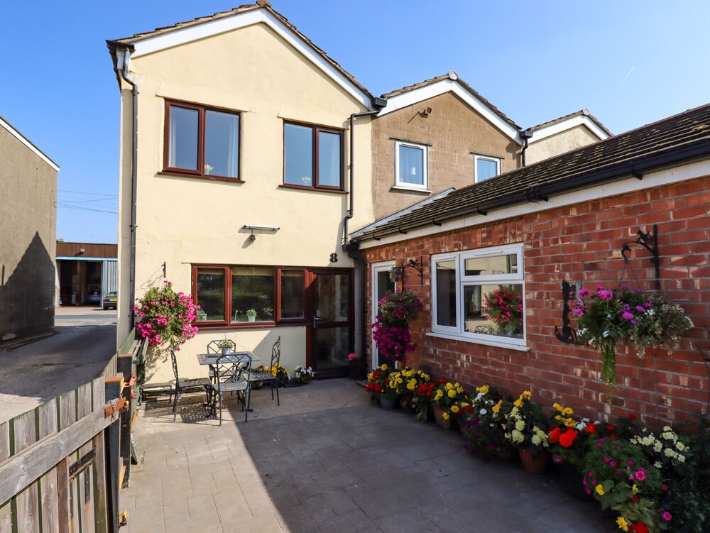 8 Heatons Bridge Road