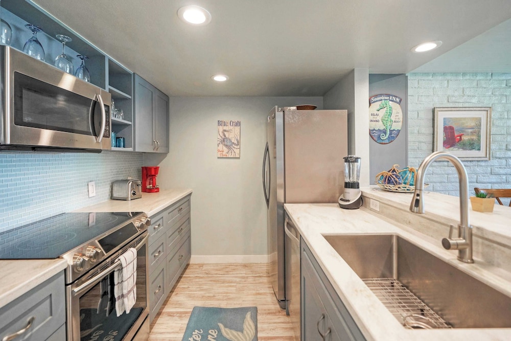 Pour Me a Vacation Mins to Beach, Community Pool+tennis Court, Private Balcony