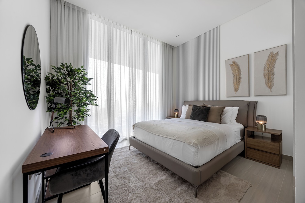 Chic 1BR Retreat with Pool & Balcony JVC