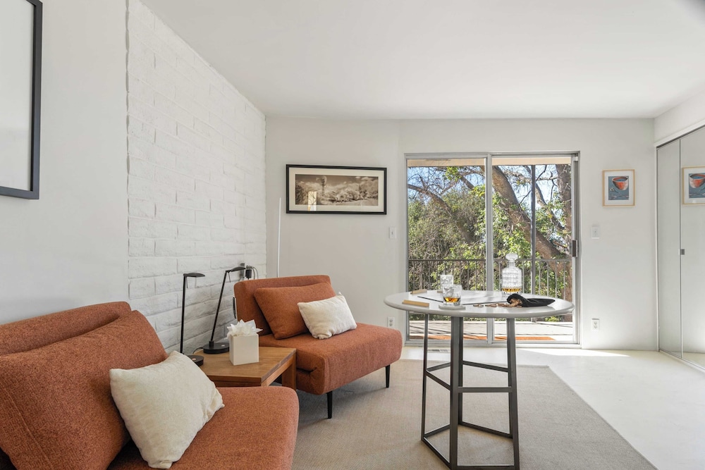 Sleeps 10, Luxe 2 Homes Malibu Hills Retreat Cielo Estate by Avantstay