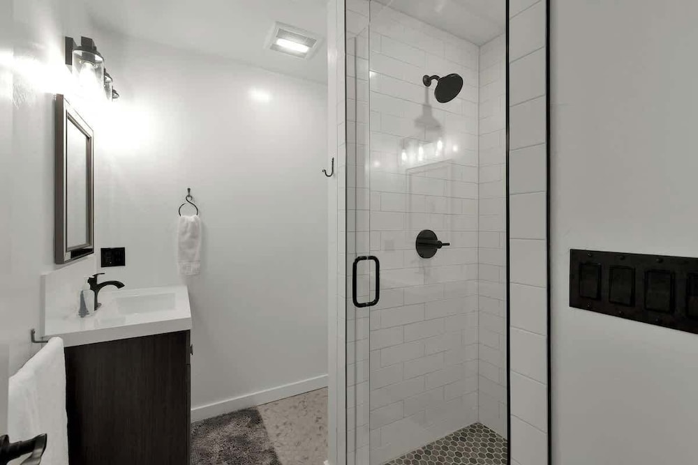Tejas Suite Walking Distance to Main St!