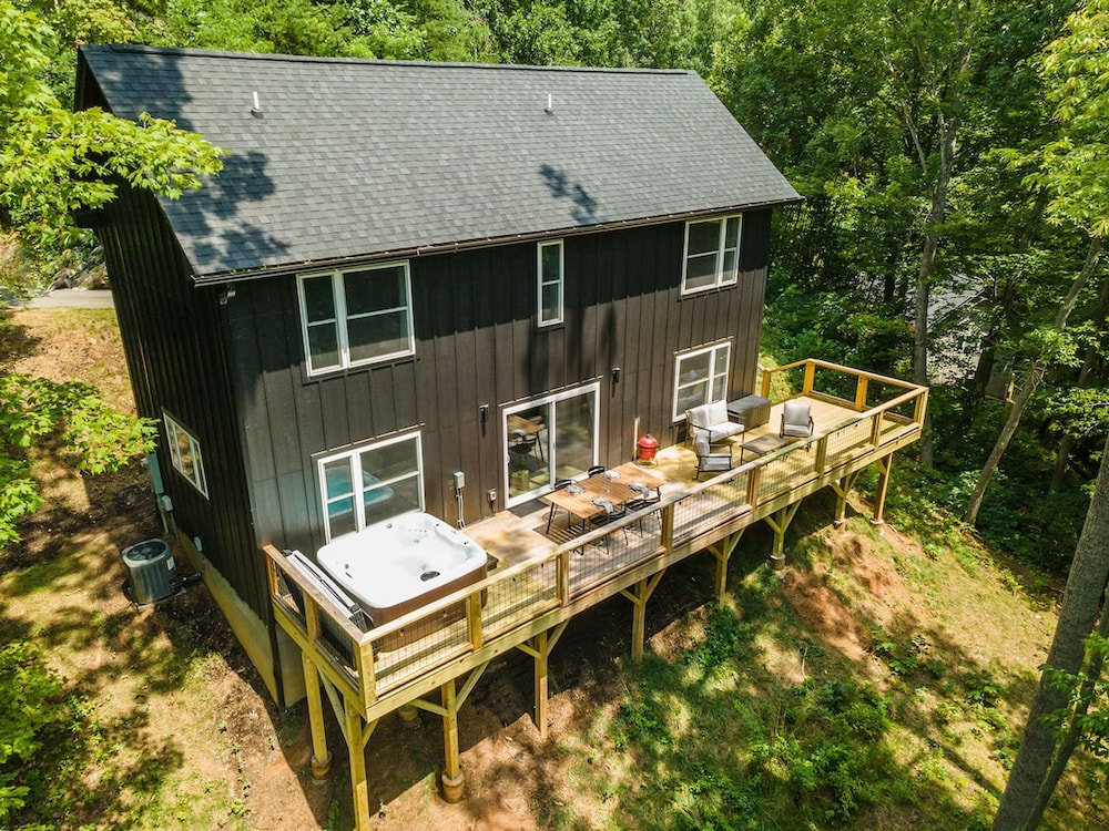 Hot Tub Nestled in the Forest w Chef s Kitchen