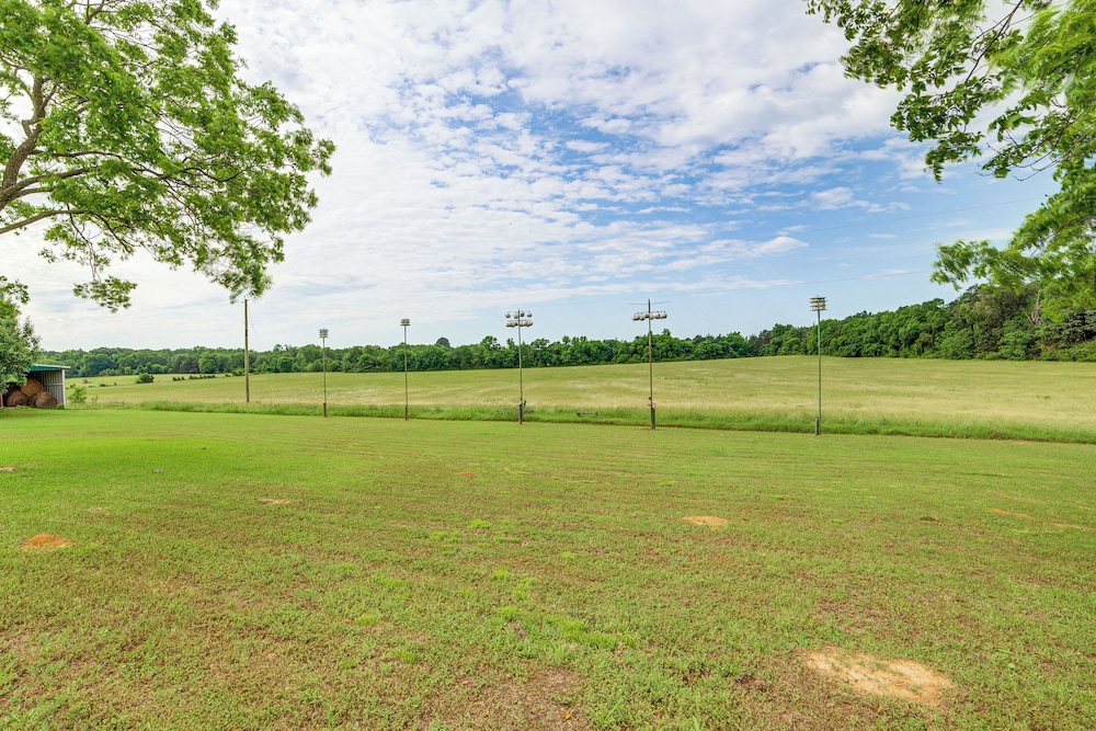 Tranquil Family Retreat: 4 Mi to Dtwn Winnsboro!