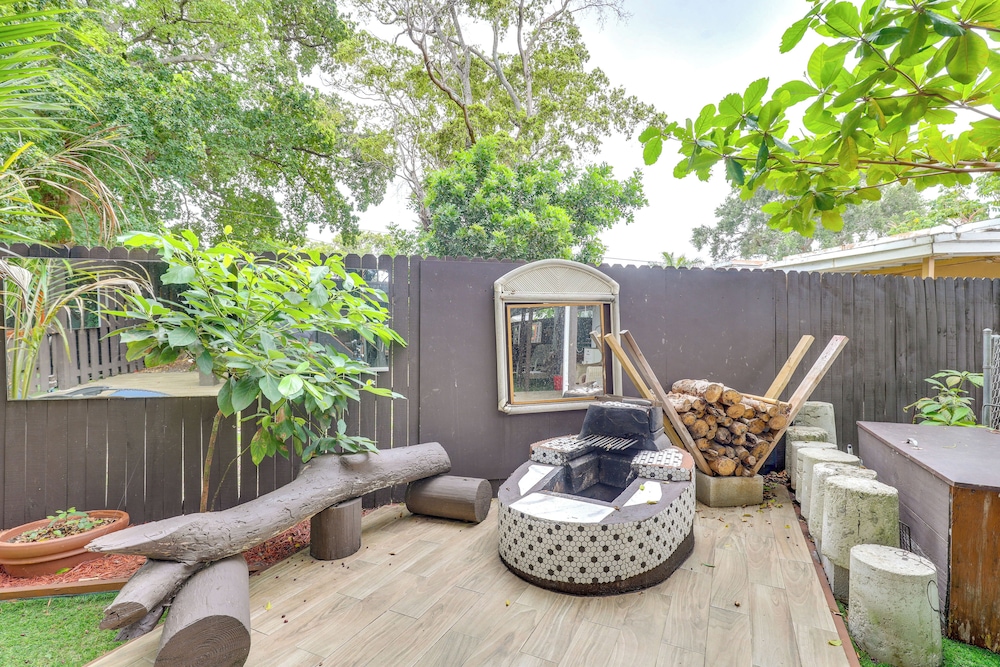 3 Mi to Beach: Hollywood Treehouse w/ Deck & Yard!