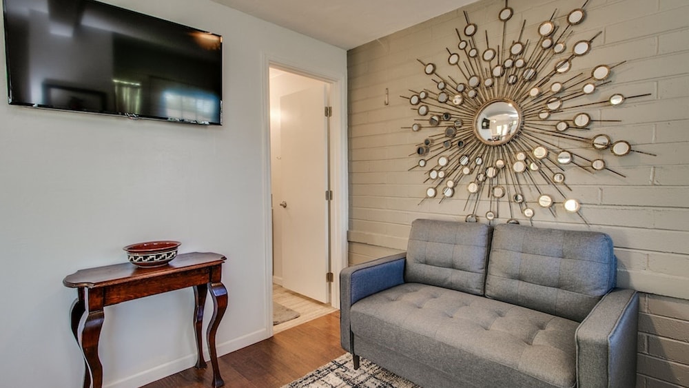 Charming Mid Town Guest House W/private Patio!
