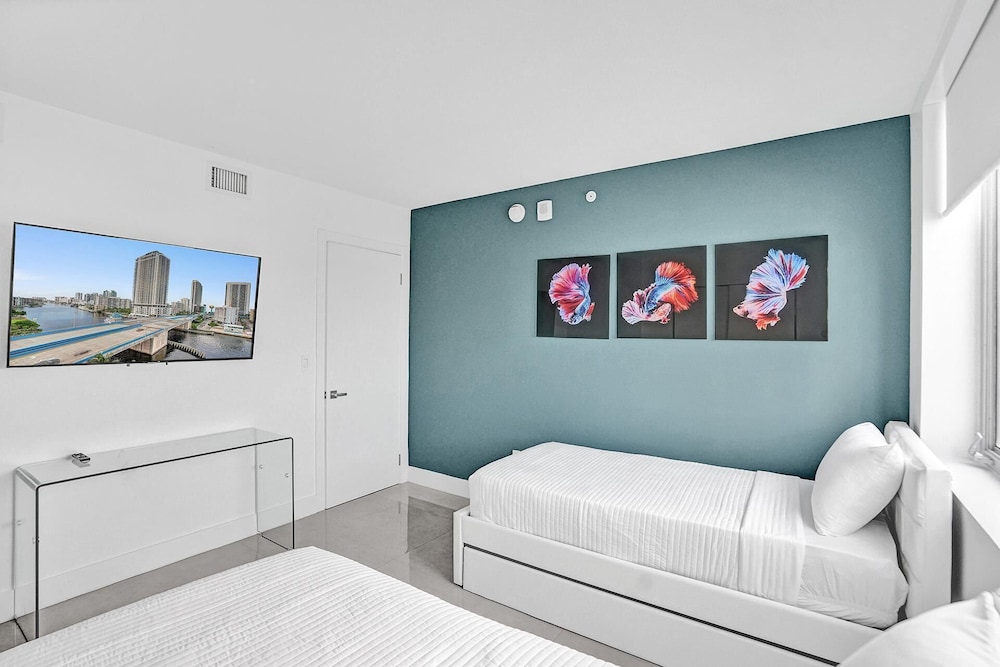 LUXURY 3BD APARTMENT BEACHWALK - Image 3