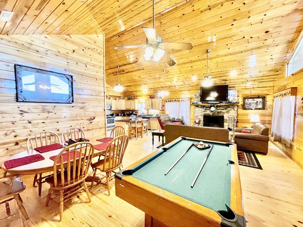 Little Sugar Camp 3 Bedroom Cabin by RedAwning