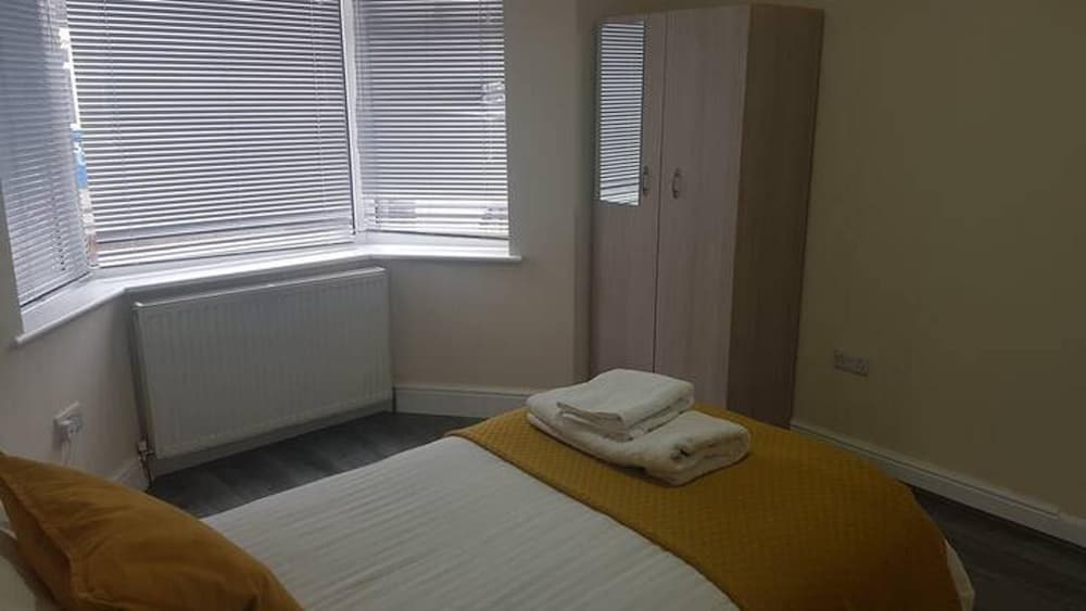 4 Bedroom House in Grays - Sleeps 6 & Parking